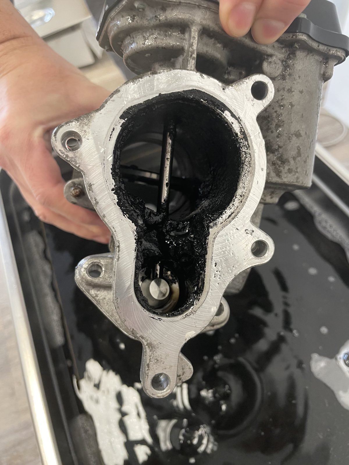 Reinigung eines Motorteils im Ultraschallreiniger