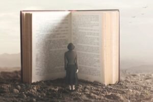 Eine Person liest ein großes aufgeschlagenes Buch