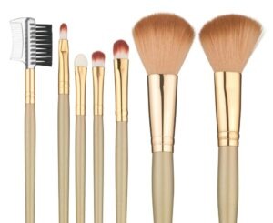 Sieben Schminkpinsel auf weißem Hintergrund