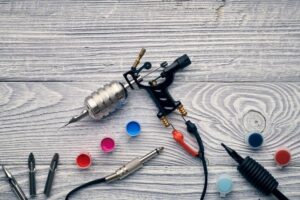 Kleine Tätowierpistole als Symbol für Ultraschall-Reinigungsanwendungen in medizinischen