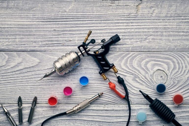 Kleine Tätowierpistole als Symbol für Ultraschall-Reinigungsanwendungen in medizinischen