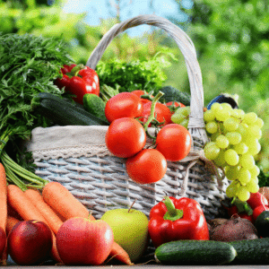 Weißer Korb mit Tomaten