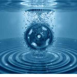 Metallgetriebe in blauem Wasser mit Blasen